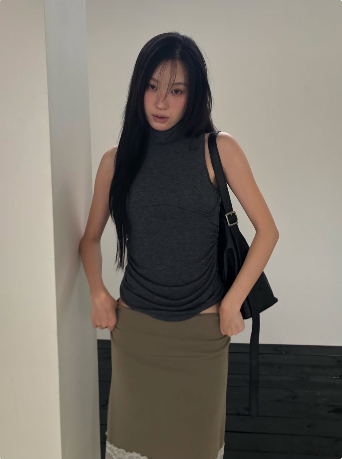 經典高領拉長比例：修飾頸部線條，為秋冬造型注入優雅迷人氣息。