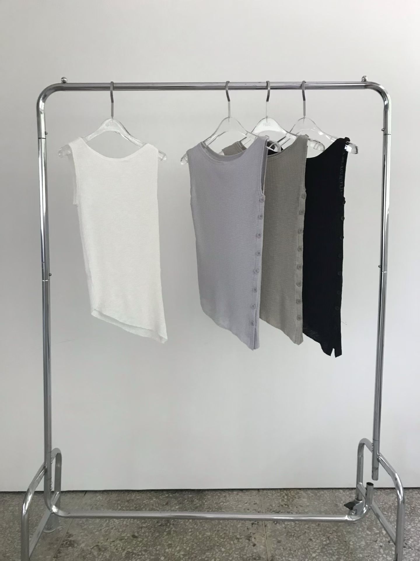 vlemma korean-asymmetric-side-slit-sleeveless-top 極簡設計感針織上衣襯衫 - 黑
