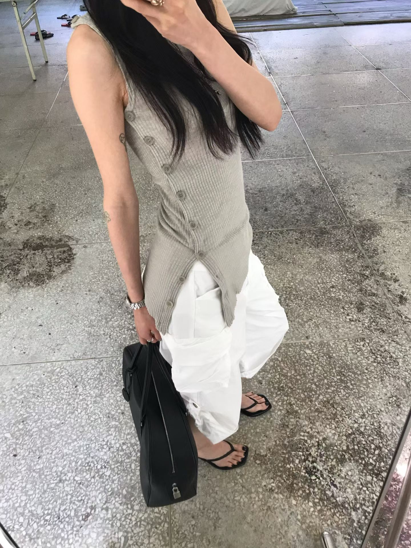 vlemma korean-asymmetric-side-slit-sleeveless-top 極簡設計感針織上衣襯衫 - 黑