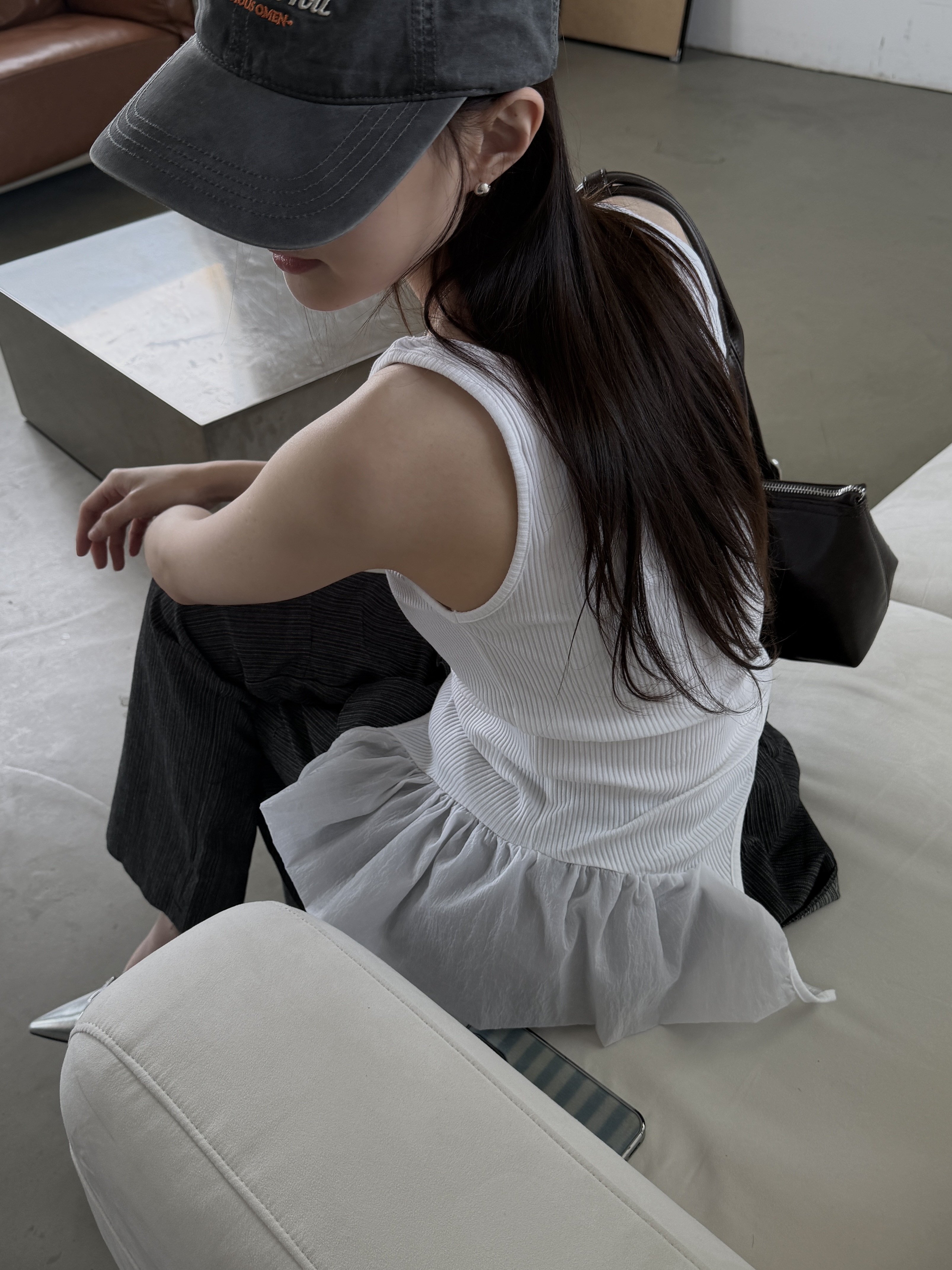 vlemma asymmetric-ruffle-hem-ribbed-tank 極簡設計感針織上衣襯衫 - 白