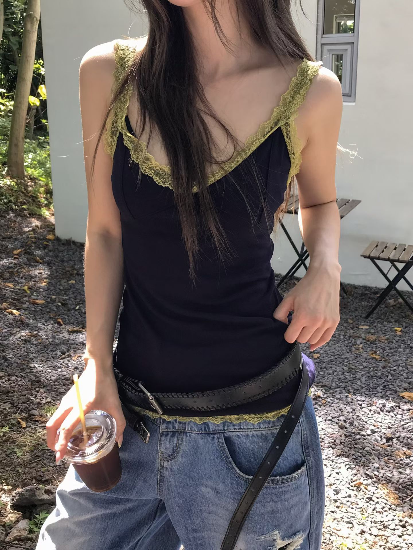 吸睛指數滿分的復古撞色蕾絲細肩帶背心！採用柔和親膚的彈力面料，領口與下擺皆接縫精緻的撞色蕾絲，展現極具層次的視覺對比。